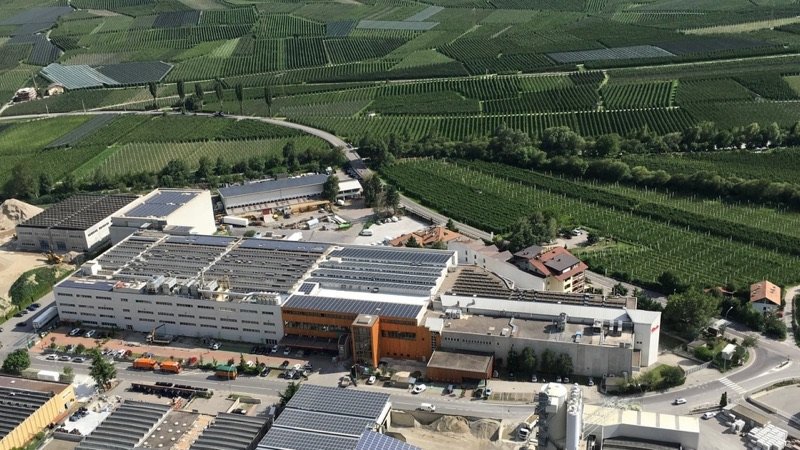 Der Recla-Betrieb in Vetzan von oben, mit dem Vinschgau im Hintergrund